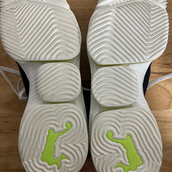 Nike LeBron 16  Black and Green Athletic Shoes. New - Picture 6 of 7